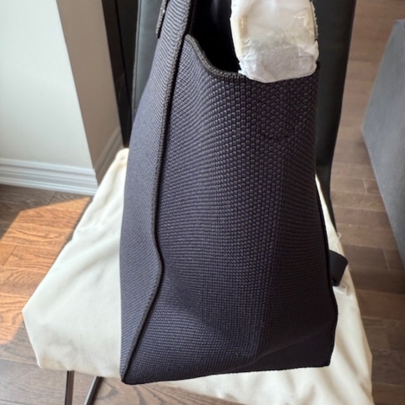 BNWT Rothy's The Handbag in Midnight Navy - Picture 3 of 6